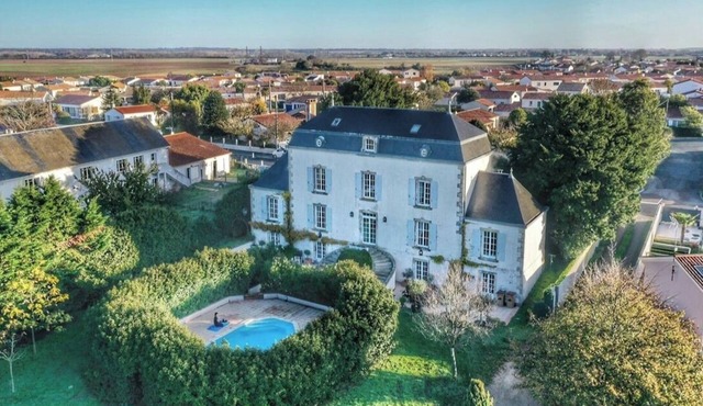 Vast 8/9 bedroom maison de maitre with swimming pool near beaches