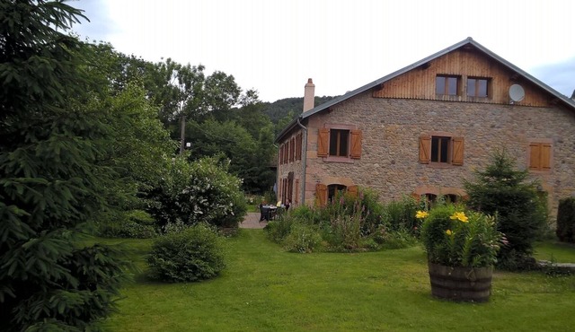 Vast charming apartment with garden in the middle of nature