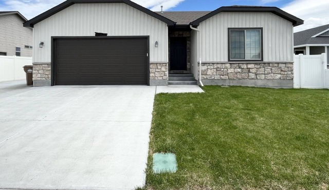 Vast family home in neighborhood-complete w/ full game room