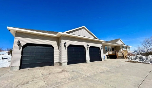 Vast Family Home- VIEWS, pool table, private!