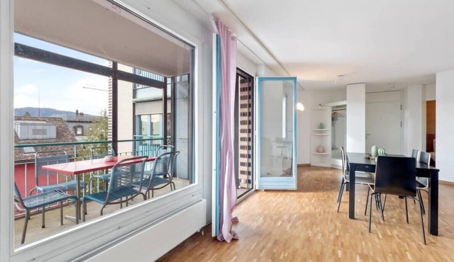 Vast Modern Apt: Near ZH Main Station