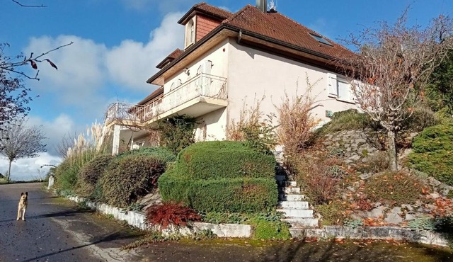 Vaste villa en position dominante superbe vue lacs