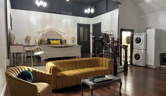 Vaudeville Suite, Romantic King Stay Just 4 Min from Hermann Wineries