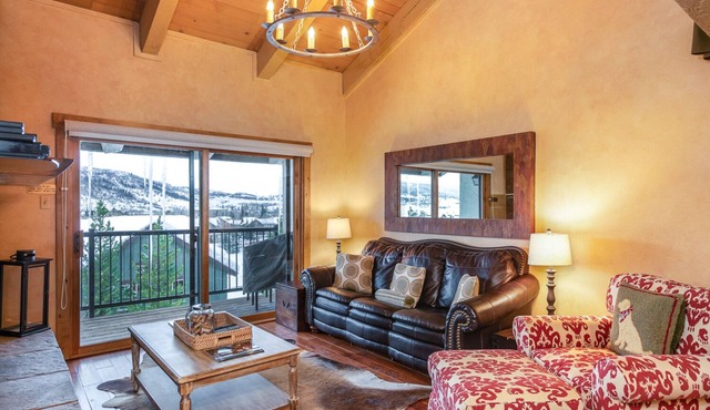 VAULTED CEILINGS, GIANT VIEWS-WALK/BUS TO GONDOLA SQUARE! 2 BR/2 BA POOL HOT TUB
