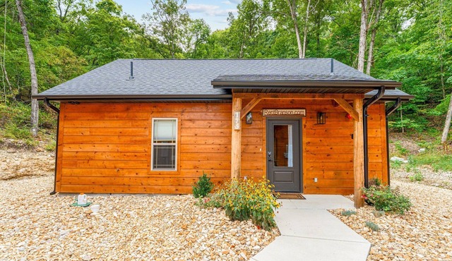 Vaulted-Ceiling Studio, Hot Tub, Community Pool, Free Attraction Tickets & Serene Private Views