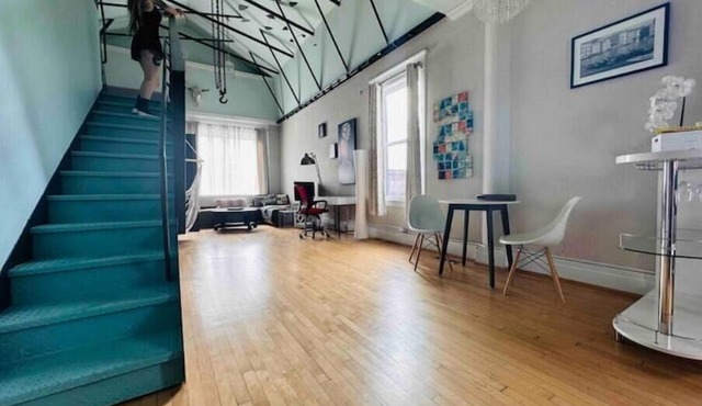 Vaulted Loft in Historic Bank on Hertel King Bed + walk to shops