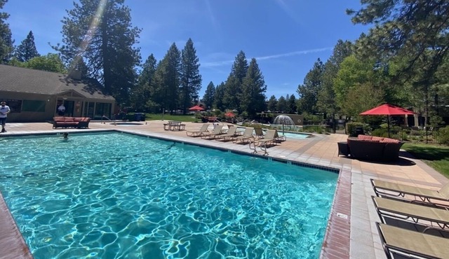 Vaulted LOFT Seventh Mt Resort condo w 2 queen bds. Kitchen, views, fireplace