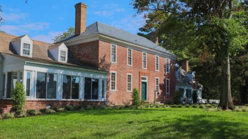 Vaux Hall Manor - 5BR Historic Farmhouse on Bay