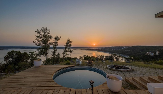 Vaycayeur | Breathtaking sunset views over Lake Travis