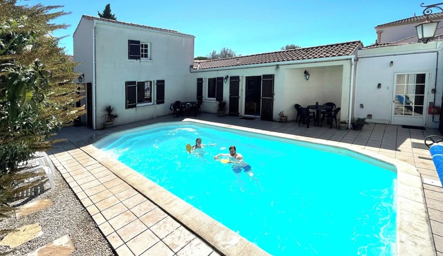 VDL Welcoming 6-Bedroom Home with Attractive Garden And Swimming Pool, Free WIFI