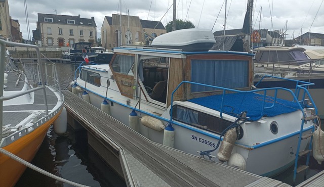 Vedette hollandaise 9m a quai a l'entrée de Redon