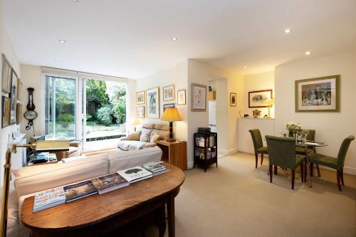 Veeve - Artist's Oasis