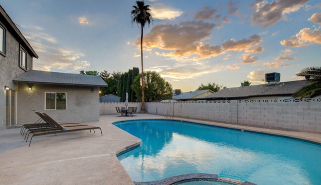 Vegas BACH PAD, family vacay, Raiders, Golden Knight ~Pool, Many beds~NEAR STRIP