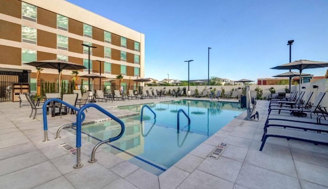 Vegas Comfort! Free Breakfast, Kitchen, Outdoor Pool, Pet-friendly!