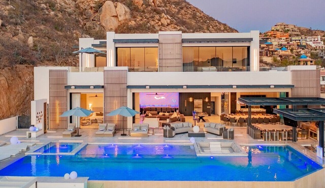 Vegas Dave II Villa Ultra Luxury with Staff