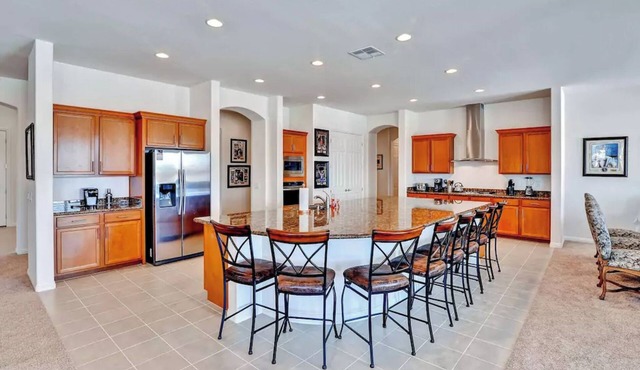 VEGAS LUXURY ESTATE 6 Bedroom 4 Bath 5 Minutes to Strip