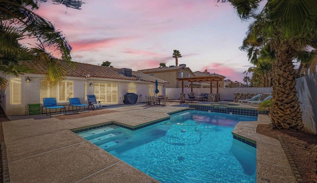 Vegas Oasis! Relax in Your Private Family Home w/Pool & Spa! Sleeps up to 6!