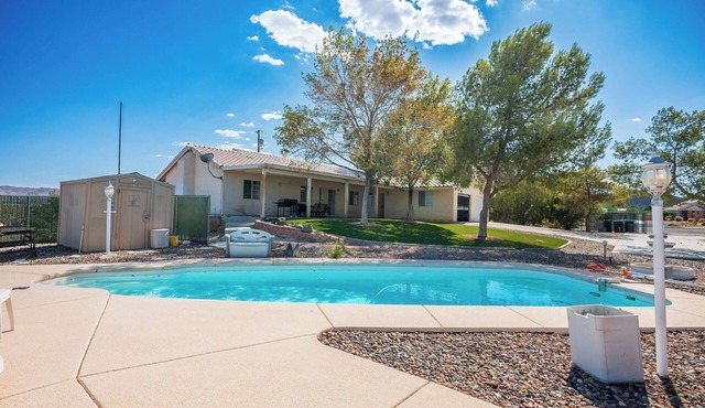 Vegas Ranch Oasis-1/2 Acre lot W/Pool - Near Strip