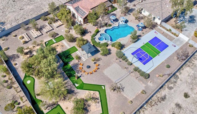 Vegas Resort | Pool, Pickleball, Mini Golf, Sauna