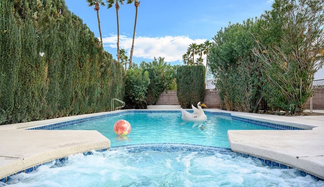 Vegas Retreat with heated pool/spa minutes from Harry Reid airport & the Strip!