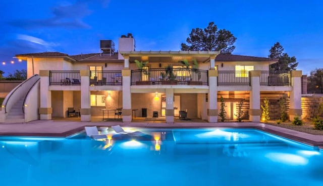 Vegas Saltwater Pool! Lux Villa, Spa, Pool Table