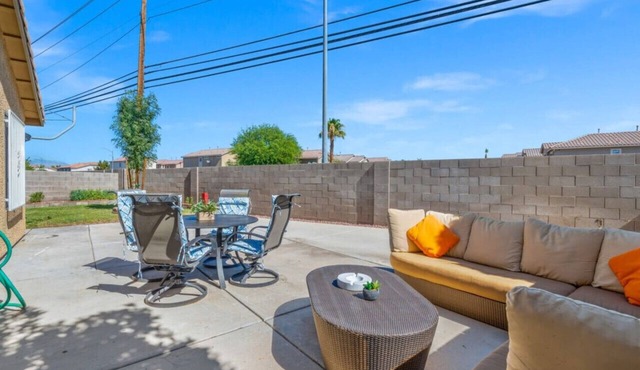 Vegas Vibes | Patio | BBQ | Foosball | Fireplace