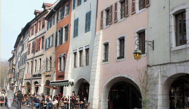Vegetal Cocoon in the heart of the city of Annecy