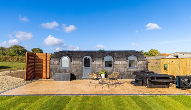 VEIKO - MAYFLOWER MEADOW, romantic, with hot tub in Brandesburton