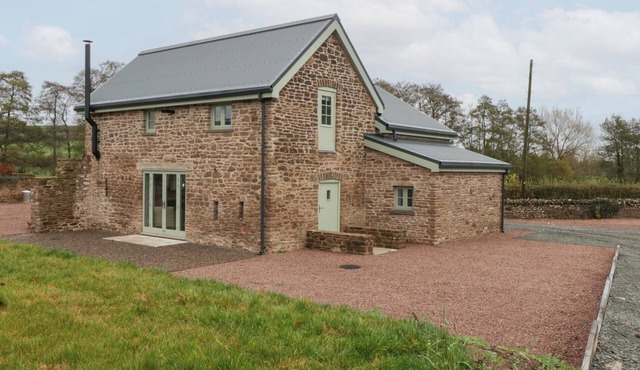 VELINDRA FARM COTTAGE, family friendly, with open fire in Peterstow