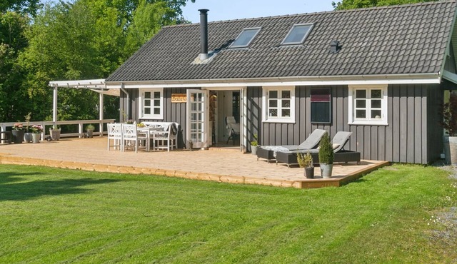 "Veljan" - 1.2km from the sea by Interhome