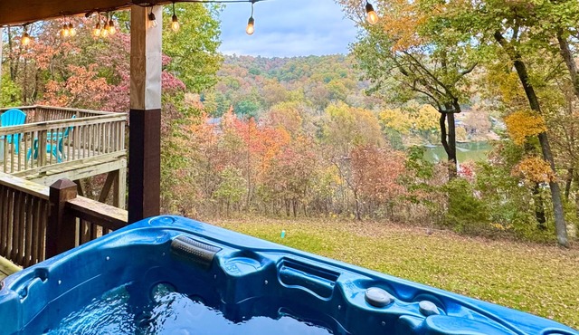 Velo Vista 5 BR Lake View Retreat, king beds, hot tub, game room, bike friendly