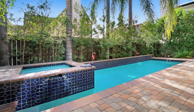 Velvet and Brass Cozy Four BedroomnPoolside & Hot Tub Retreat