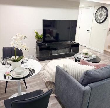 Velvet and Rose Elegant Private 2BR Basement Suite