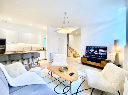 Velvet - By BEST KEYS - Maison Duplex Élégante - Plein Centre Ville - Déco Minimaliste & Cosy - Literie Haut de Gamme - 2 chambres séparées - Lit Queen Size & 1 canapé convertible - Smart TV - Netflix - Machine Nespresso - WiFi Fibre - Check-in Autonome