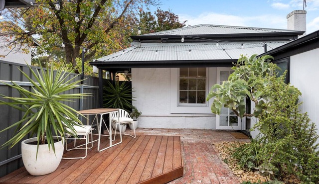 Velvet Cottage—Couple’s City Escape w/Courtyard