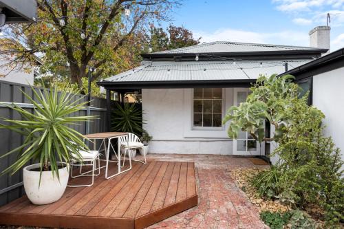 Velvet Cottage - Couple's City Escape with Courtyard