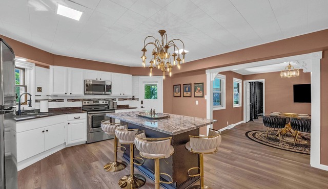 Velvet Noir - Sultry City Luxe - Sleeps 8+