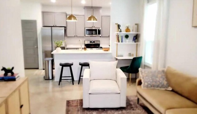 Velvet Sky, Elegant Cozy Home Near 3 Hospitals