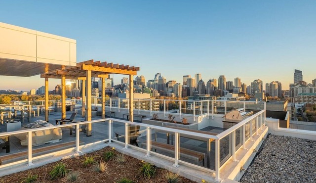 Velvety Views 2BR Across from Grocery