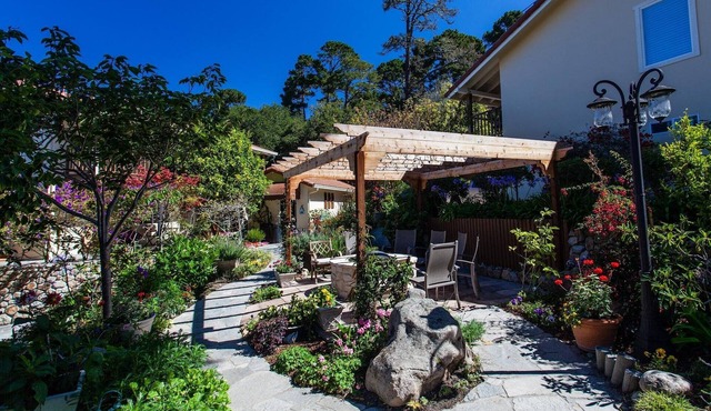 Vendange Carmel Inn & Suites