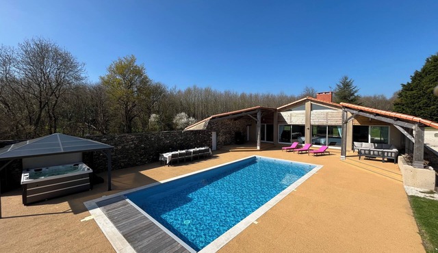 Vendée farmhouse, fully renovated with heated swimming pool