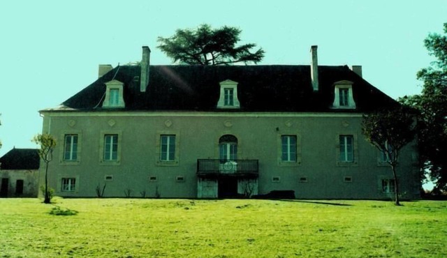 Venerable country manor with a pool for up to twelve people in Aquitaine