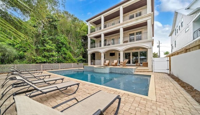 Venetian Palace | Frangista Beach Mega Home | Pet-Friendly + Walk to the Beach