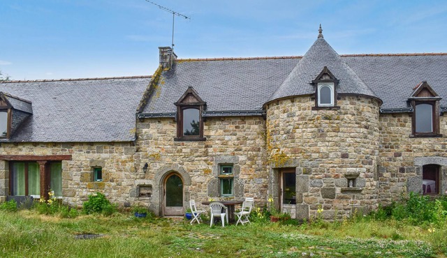 Venez profiter de vos vacances dans ce vieux manoir à la campagne.