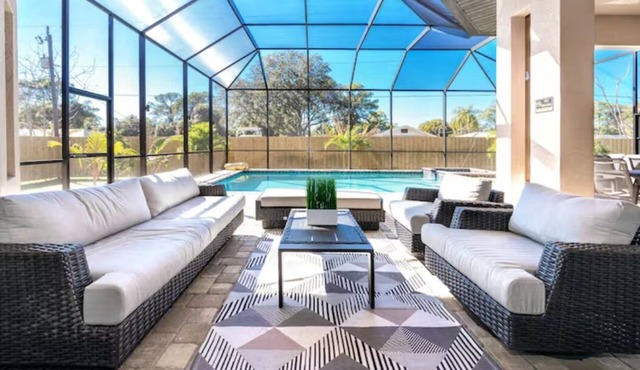 Venice 3 bedroom contemporary home with pool/spa and close to beautiful beaches