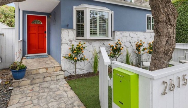 Venice Beach Bungalow Steps From the Canals & 5 Minute Walk to Venice Beach