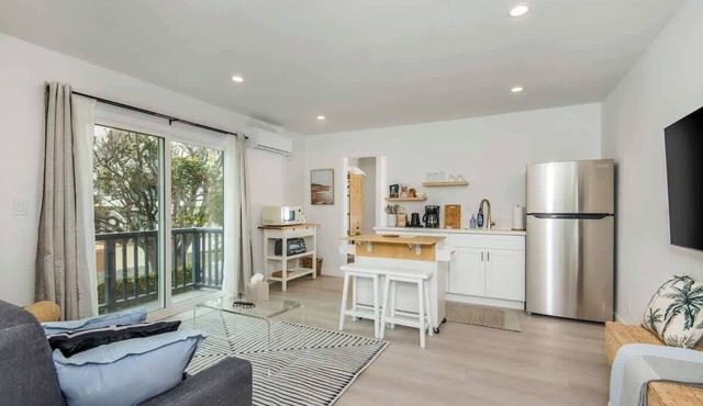 Venice Beach & Nightlife Bliss: Oceanview Studio