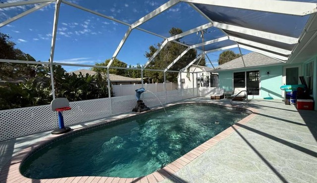 Venice Oasis: Stunning 3BR/2BA, Heated Pool, 8 min to Beach!