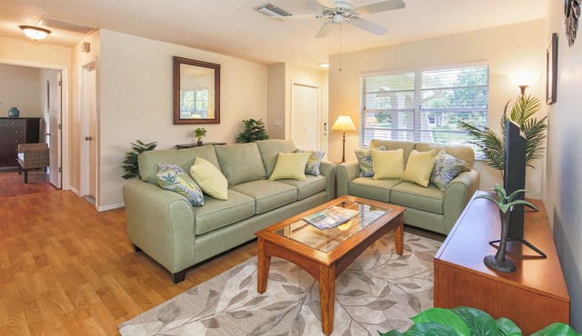 Venice Palm Villa - Minutes to the Beach - Screened Patio- Fenced yard!