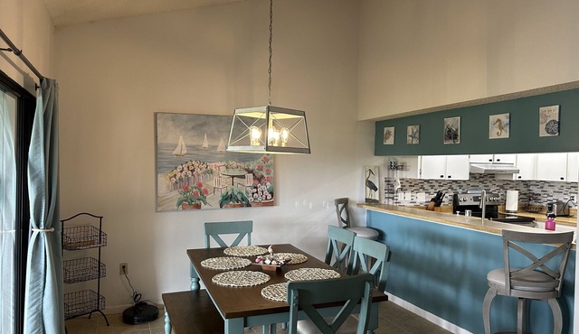 Venice townhouse in Bird Bay! Close to downtown & connects to the Legacy trail